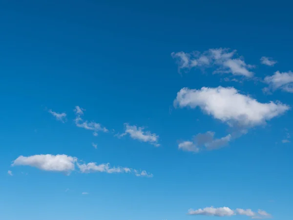 Belos vários formulários nuvens no céu alto — Fotografia de Stock