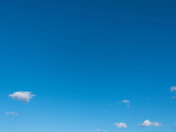 Красиві різні форми хмари у високому небі — стокове фото