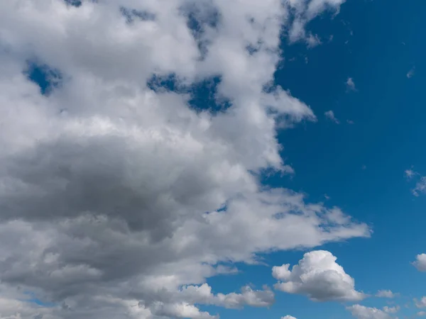 Belle varie forme nuvole nel cielo alto — Foto Stock