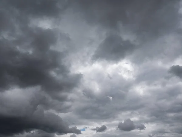 Krásné různé formy mraky na vysoké obloze — Stock fotografie