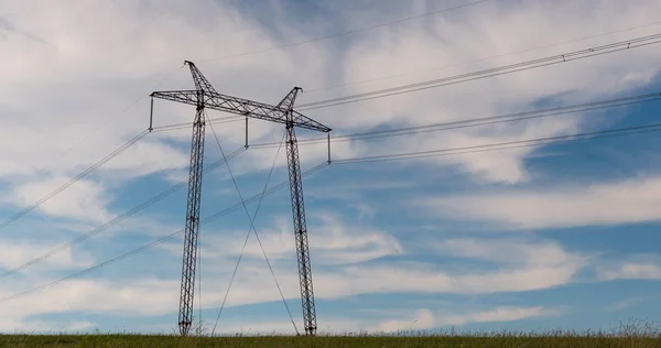 Ciel nuageux du matin et une ligne à haute tension — Photo