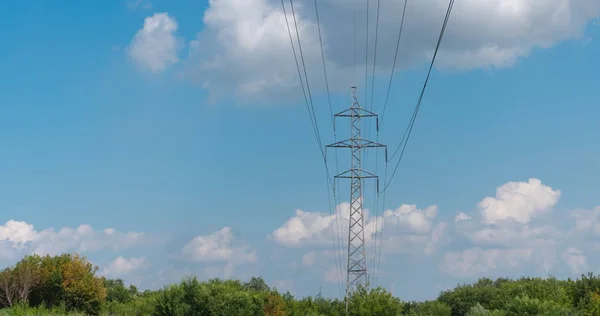 Bewolkte ochtend hemel en hoogspanningslijn — Stockfoto