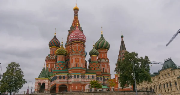 Saint Basil's (uppståndelsen) katedralen toppar på Moskva Ryssland. Röda torget. — Stockfoto
