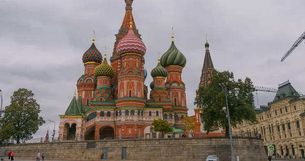 Svatý Basil (zmrtvýchvstání) katedrála topy na Rusko Moskva. Rudé náměstí. — Stock fotografie