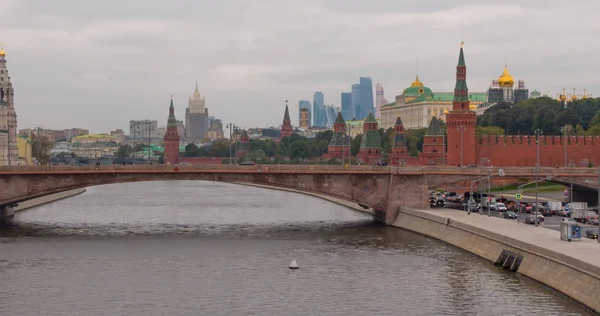 Napos nyári nap Moszkvai folyó öböl kremlin. — Stock Fotó