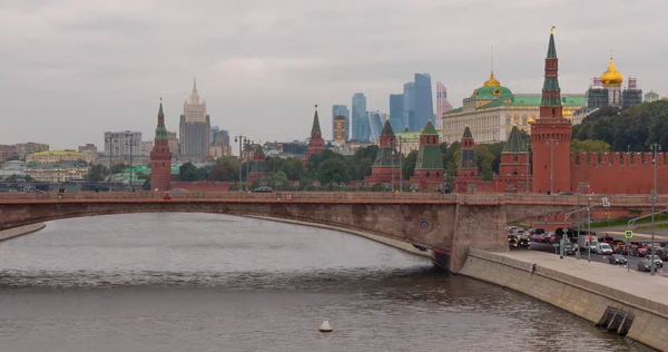Ηλιόλουστη καλοκαιρινή μέρα moscow ποταμού κόλπο kremlin. — Φωτογραφία Αρχείου