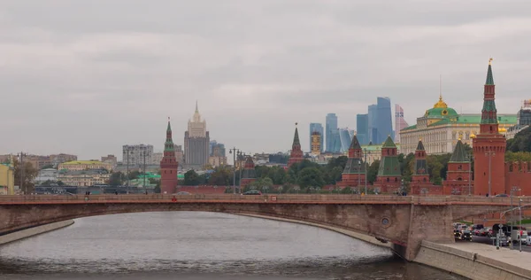 Sunny summer day moscow river bay kremlin. — Stock Photo, Image