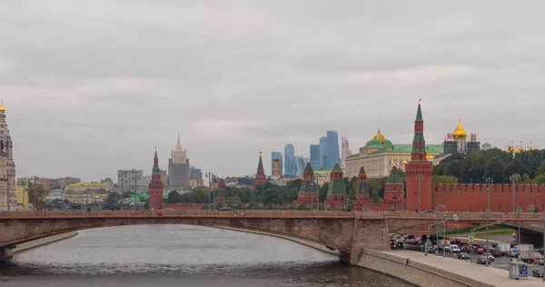 Dia ensolarado de verão moscow river bay kremlin . — Fotografia de Stock
