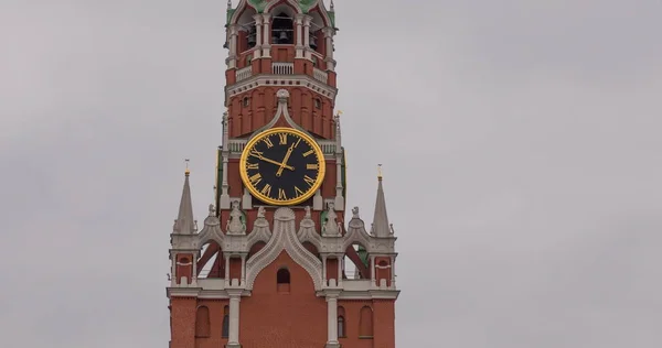 Moskwie Kremlin główny zegar o nazwie Kuranti na wieży Spasskaya. Plac Czerwony. — Zdjęcie stockowe