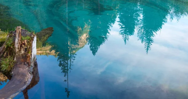 Дивовижні гейзер синє озеро в гори Алтай, Росія — стокове фото