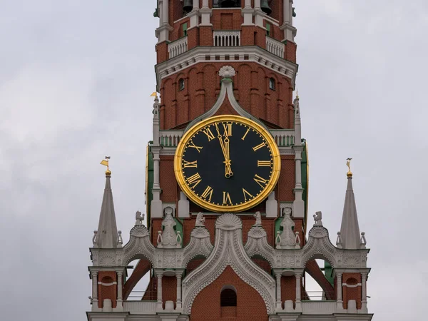 Главные часы Московского Кремля назвали Куранти на Спасской башне 12 часов. Красная площадь — стоковое фото