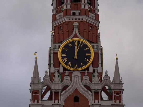 莫斯科克里姆林宫主钟命名库兰蒂在斯帕斯卡亚塔12小时。红场 — 图库照片