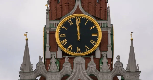 Главные часы Московского Кремля назвали Куранти на Спасской башне 12 часов. Красная площадь . — стоковое фото