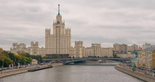 Stalin era Tower Building skyskrapa på Kotelnicheskaya Embankment — Stockfoto