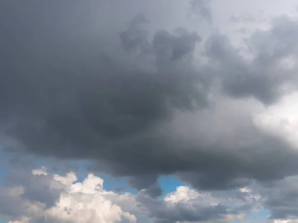 Schöne verschiedene Formen Wolken am hohen Himmel — Stockfoto
