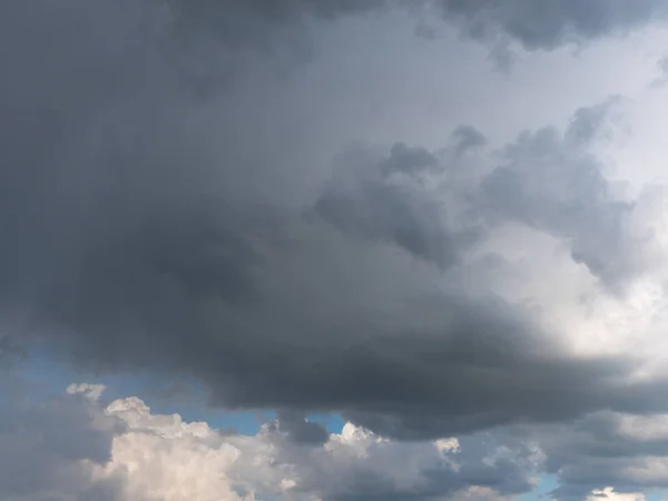 Schöne verschiedene Formen Wolken am hohen Himmel — Stockfoto