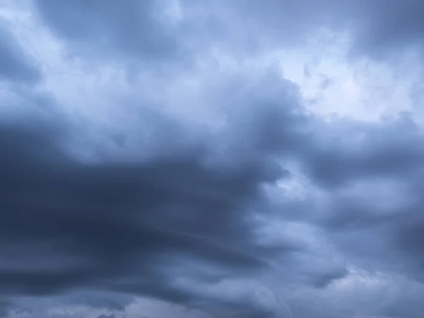 高い空の美しい様々な形の雲 — ストック写真