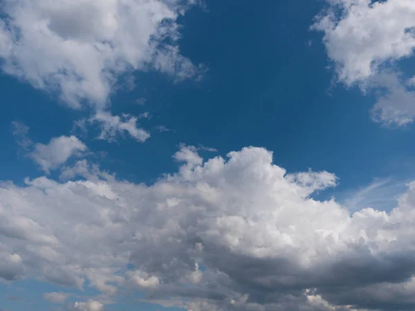 高い空の美しい様々な形の雲 — ストック写真