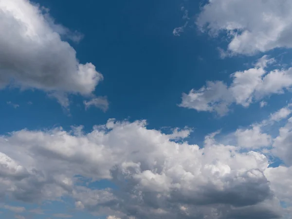 Hermosas formas diversas nubes en el cielo alto — Foto de Stock