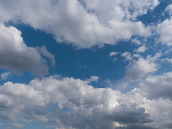 Kaunis eri muodoissa pilvet korkealla taivaalla — kuvapankkivalokuva