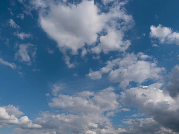 Hermosas formas diversas nubes en el cielo alto — Foto de Stock