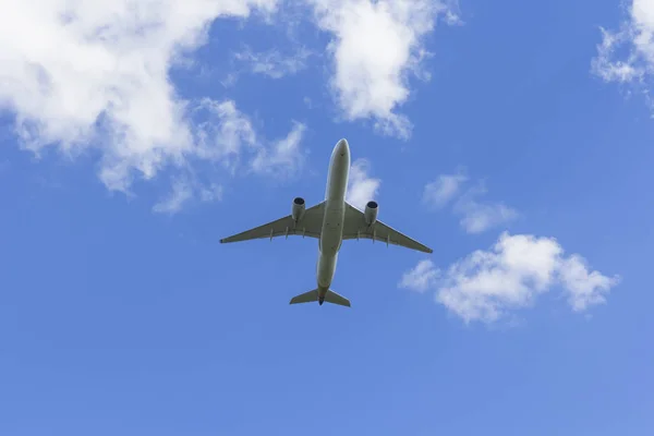 Avión vuela contra un fondo de nube blanca — Foto de Stock