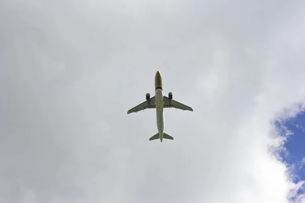 Avión vuela contra un fondo de nube blanca — Foto de Stock