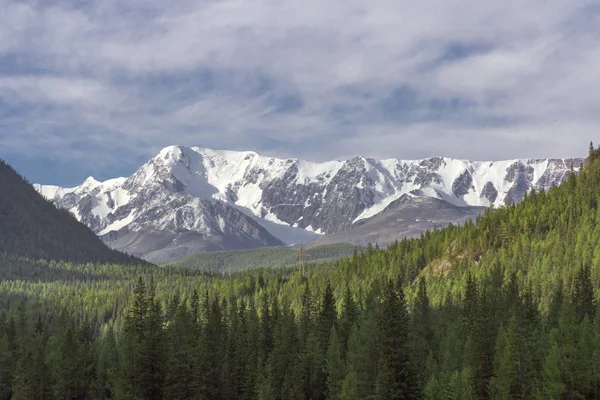Piękny zimowy krajobraz z pokrytymi śniegiem szczytami górskimi — Zdjęcie stockowe