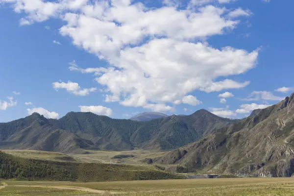 Bellissimo paesaggio montano con nuvole nel cielo — Foto Stock