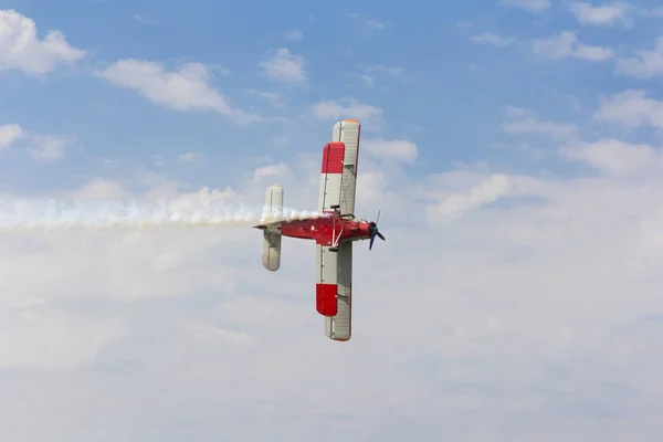 Vliegtuig AN-2 in een bocht tegen de lucht met wolken — Stockfoto