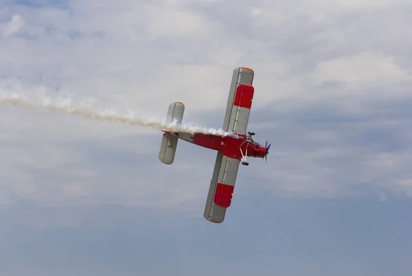 Vliegtuig AN-2 in een bocht tegen de lucht met wolken — Stockfoto