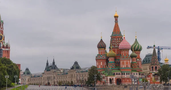 Svatý Basil (zmrtvýchvstání) katedrála topy na Rusko Moskva. Rudé náměstí. — Stock fotografie