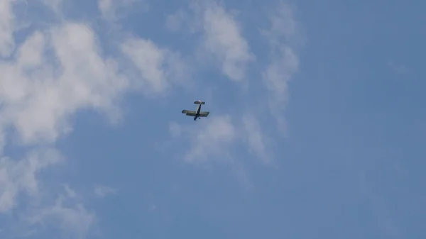 An-2 letadlo létá na obloze — Stock fotografie