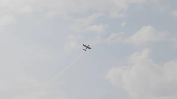 The An-2 aircraft performs a "barrel" — Stock Photo, Image