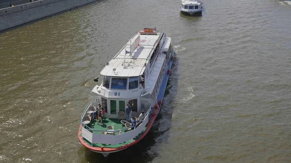 Moskou-21 mei: Dijk navigatie op de Moskouse rivier, op 21 mei 2017 in Moskou, Rusland. UltraHD Stock materiaal — Stockfoto