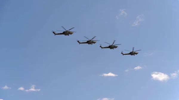 Combat helicopters Mi-28 fly in blue sky — Stock Photo, Image