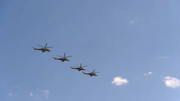 Helicópteros de combate Mi-24 voam no céu azul — Fotografia de Stock