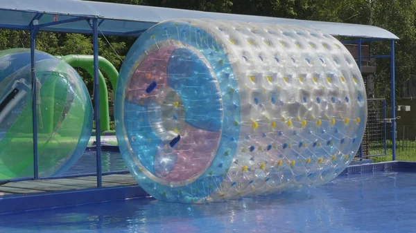 Műanyag Zorbing labdát a tó víz — Stock Fotó