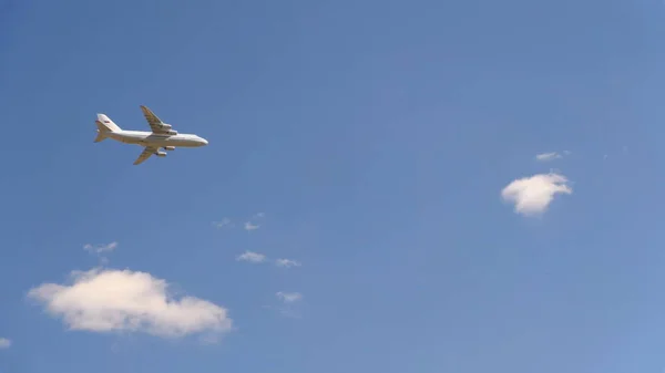 Militaire transportvliegtuigen An-124 Fly in Blue Sky — Stockfoto