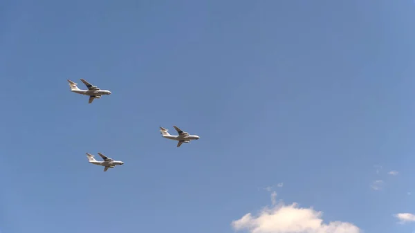 Aviones de transporte militar Il-72 vuelan en el cielo azul — Foto de Stock