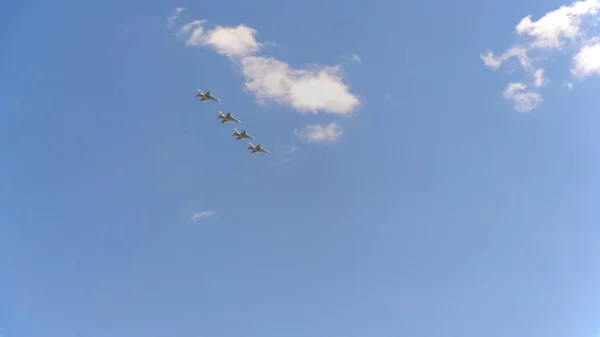 Cztery myśliwce Yak-130 latać w błękitnym niebie — Zdjęcie stockowe