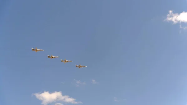 Четыре бомбардировщика Су-24 летят в голубом небе — стоковое фото
