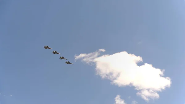 Cztery myśliwce MiG-31 latać w błękitnym niebie — Zdjęcie stockowe
