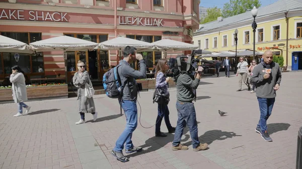 Moskau - 7. Juni: Das Filmteam interviewt den Eisverkäufer am 7. Juni 2017 in Moskau, Russland. UltraHD-Archivmaterial — Stockfoto