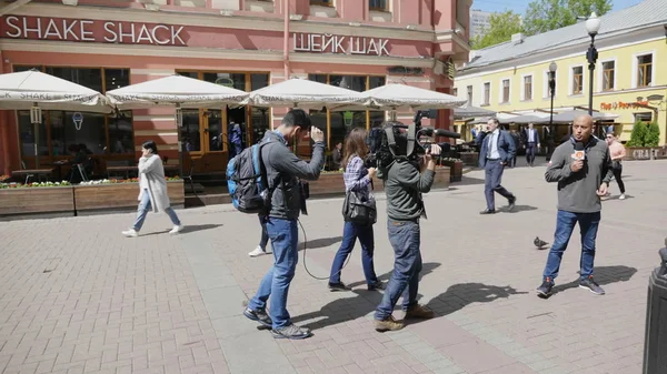 Moskva-Červen 7: filmový štáb interview s prodávajícím zmrzlinou 2017 v Moskvě v Rusku. Záběry materiálu UltraHD — Stock fotografie