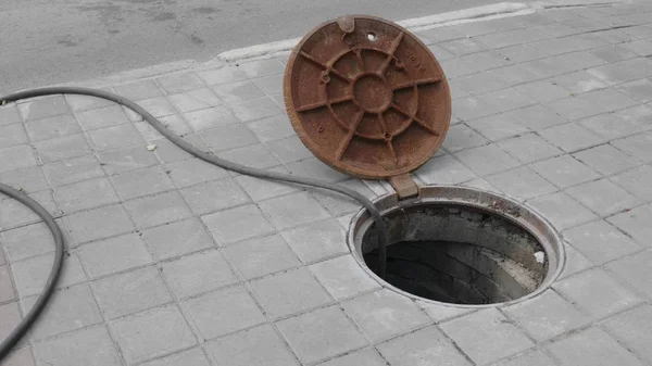 건설 현장에서 콘크리트 맨홀 위에 금속 덮개 닫기 — 스톡 사진