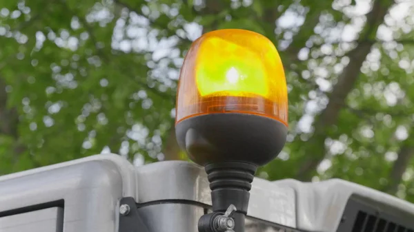 Segnale luminoso su apparecchiature speciali sirena luce arancione . — Foto Stock