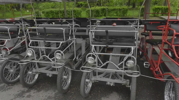 Aparcamiento de bicicletas de cuatro ruedas, velomobiles . —  Fotos de Stock