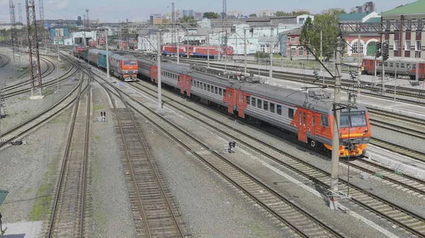 BARNAUL - 22 AGOSTO: Treno passeggeri rosso sulla stazione ferroviaria il 22 agosto 2017 a Barnaul, Russia — Foto Stock