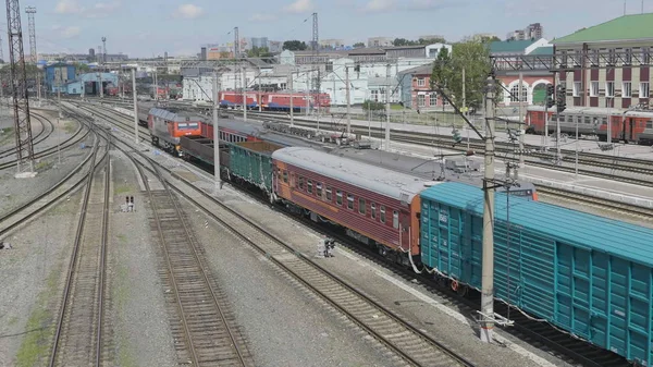 BARNAUL - 22 AGOSTO: Il treno rosso cargo viaggia sulla stazione ferroviaria il 22 agosto 2017 a Barnaul, Russia — Foto Stock